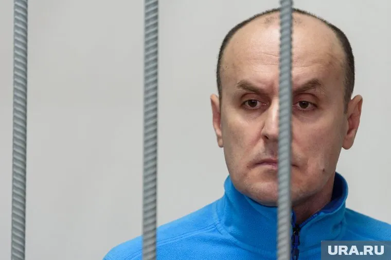 Во время оглашения приговора Иван Ергеледжи держался за решетку и смотрел на родных