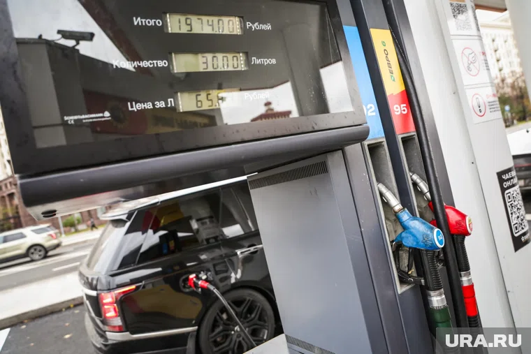 Бензин продолжит дешеветь, считают в Госдуме