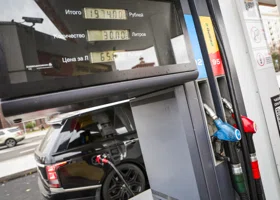 Бензин продолжит дешеветь: депутат Госдумы назвал сроки снижения цен на топливо