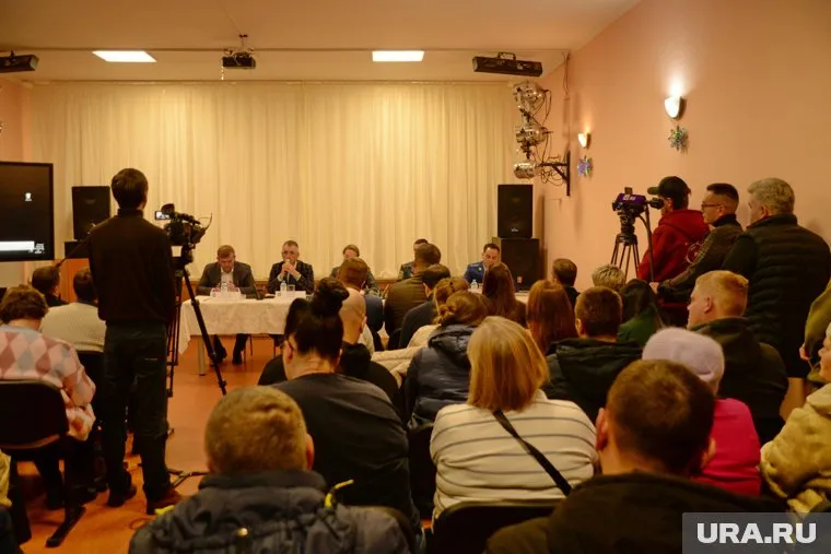 Чиновники встретились с владельцами домов в "коттеджном гетто" с. Перевалово