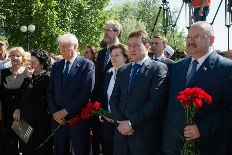 Митинг приуроченный к двадцатой годовщине трагической гибели мэра Нефтеюганска Владимира Петухова