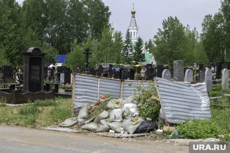 Прокуратура обязала мэрию Ноябрьска и подрядчиков навести порядок на кладбище