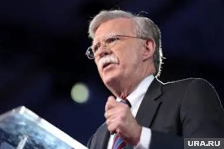 Болтон предложил Кремлю обсудить активность Китая