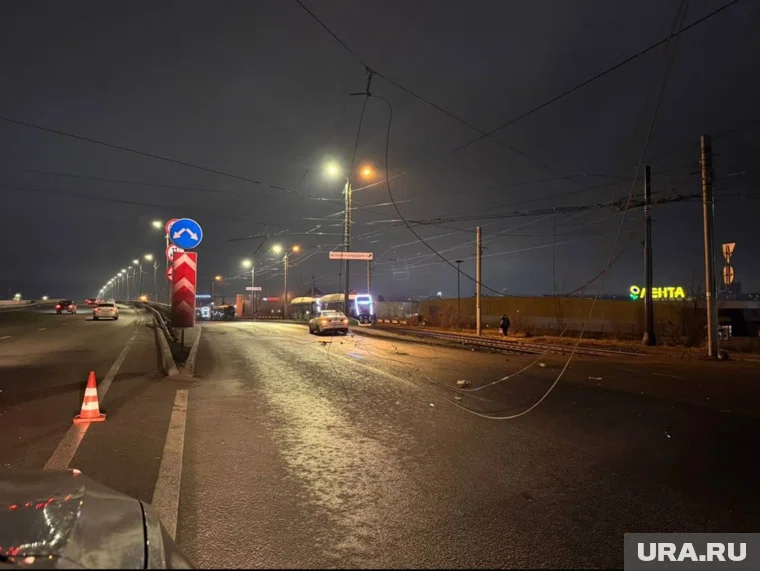 Три машины наехали на контактные провода 