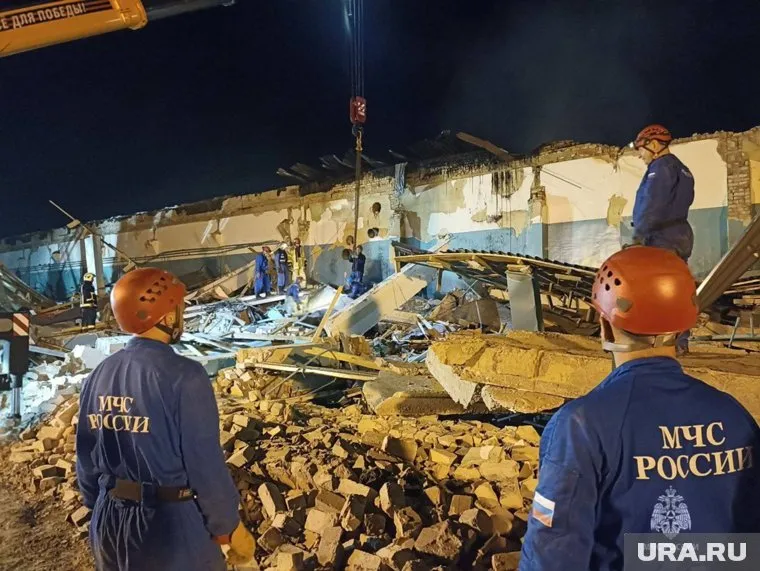 Спасатели разбирают завалы после взрыва на заводе "Эластик" в Рязанской области