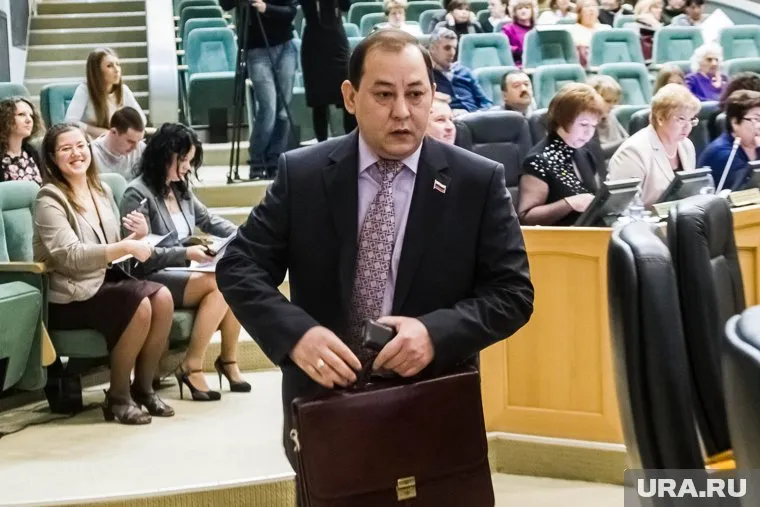 Мурат Тулебаев (в центре) попросил не учитывать зарплаты руководителей при оценке средних доходов тюменцев