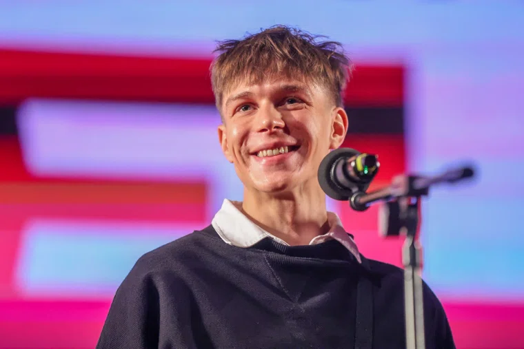 Актер Глеб Калюжный пришел на премьеру своего фильма в увольнительной из армии