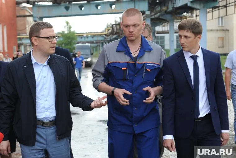 В Верхнем Уфалее Алексей Текслер (слева) пообещал Дмитрию Искорцеву (справа) найти инверсторов на «Уфалейникель»