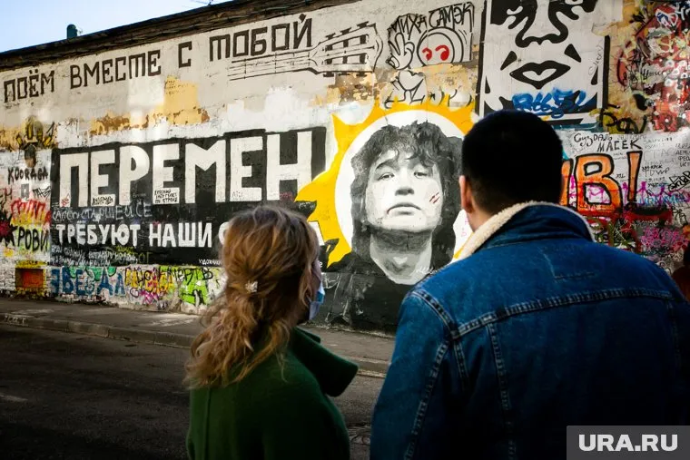 Поверх фразы и изображения Цоя неизвестные нанесли граффити «Техник»