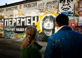 Перемен потребовали их сердца: вандалы осквернили стену Цоя Пашей Техником