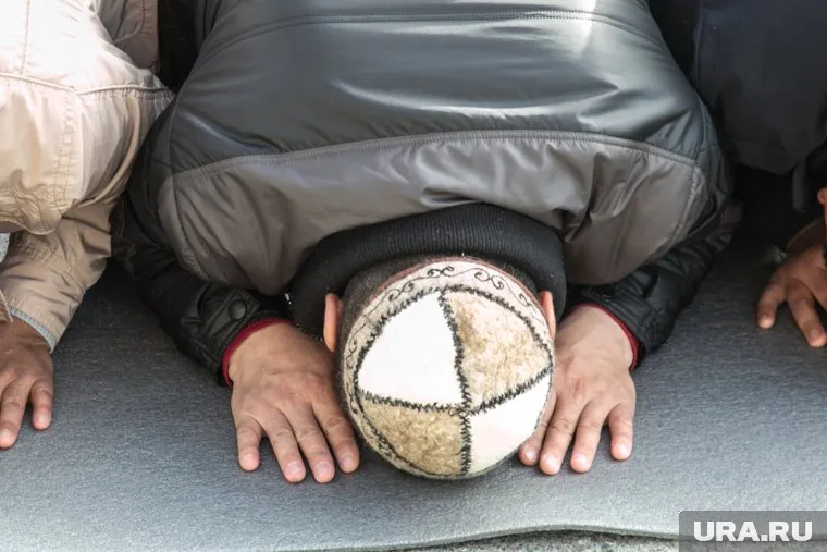 В мэрии заявили, что водитель, совершавший намаз, не допускал отклонений от графика движения автобуса