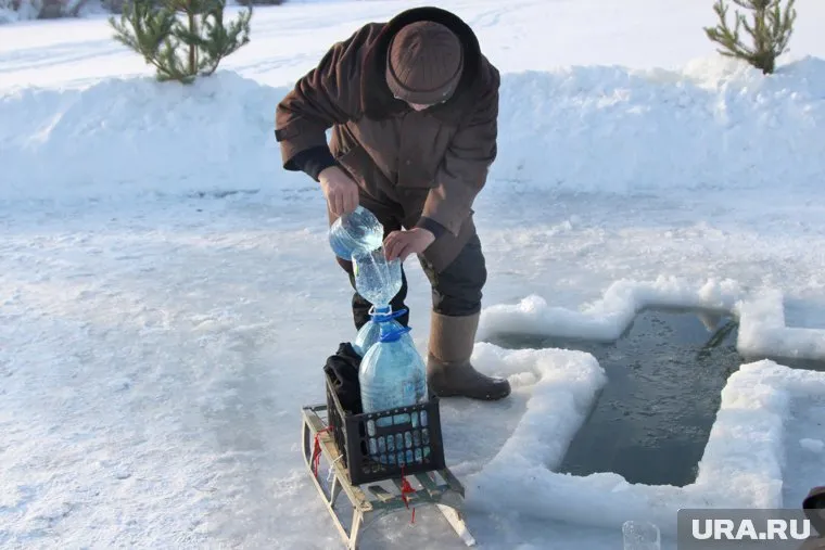 Верующие набирают около одного литра