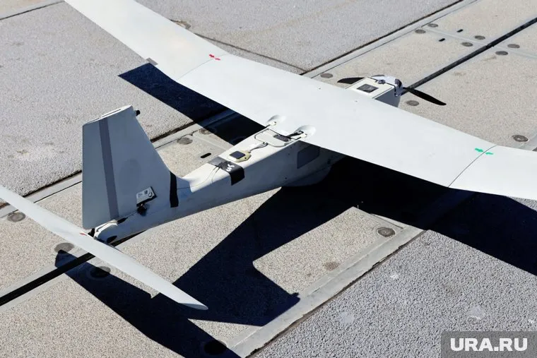 Беспилотник врезался в здание, сообщает 112