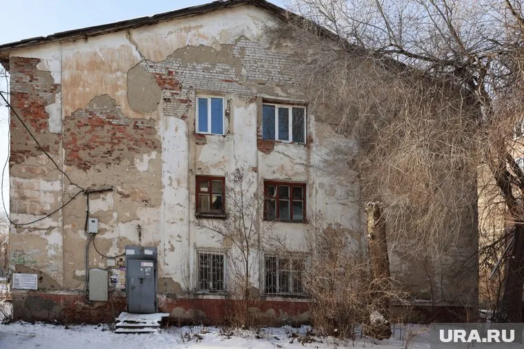 Жители аварийного дома заливало кипятком несколько дней