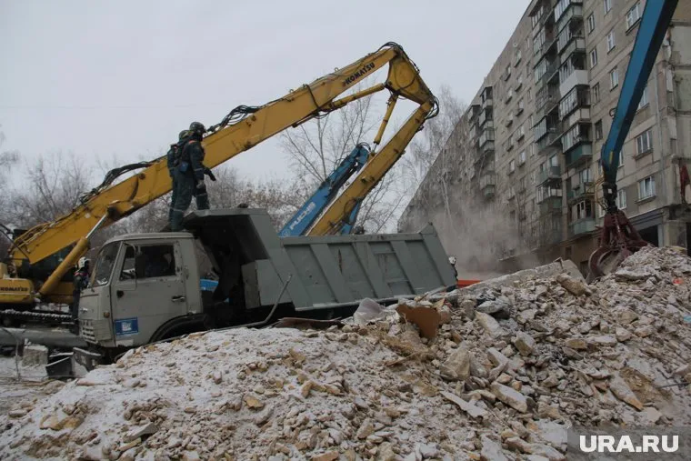 По одной из версий, обрушение дома могло произойти из-за взрыва газа