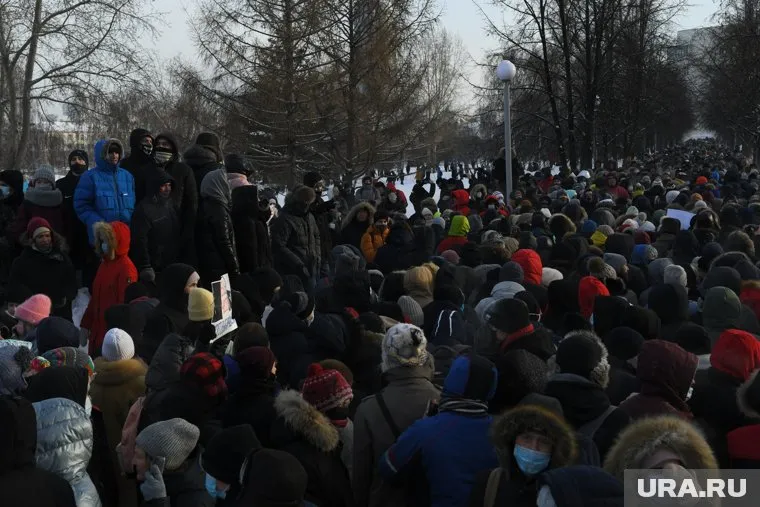 Полицейские со щитами пытаются выдавить протестующих из сквера у Театра драмы