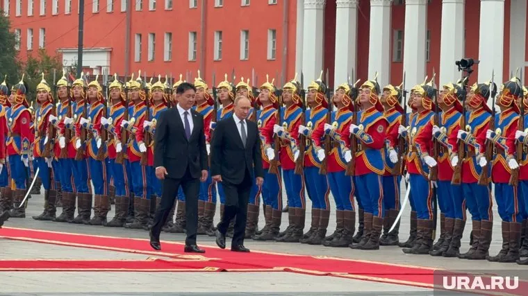Владимира Путина встретил почетный караул монгольских вооруженных сил