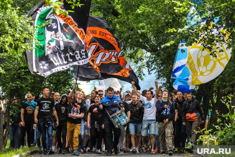 Во время игры российской сборной конфликты между «фирмами» российских футбольных клубов прекращаются