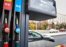 В ХМАО популярные марки бензина подешевели на 5% за ноябрь