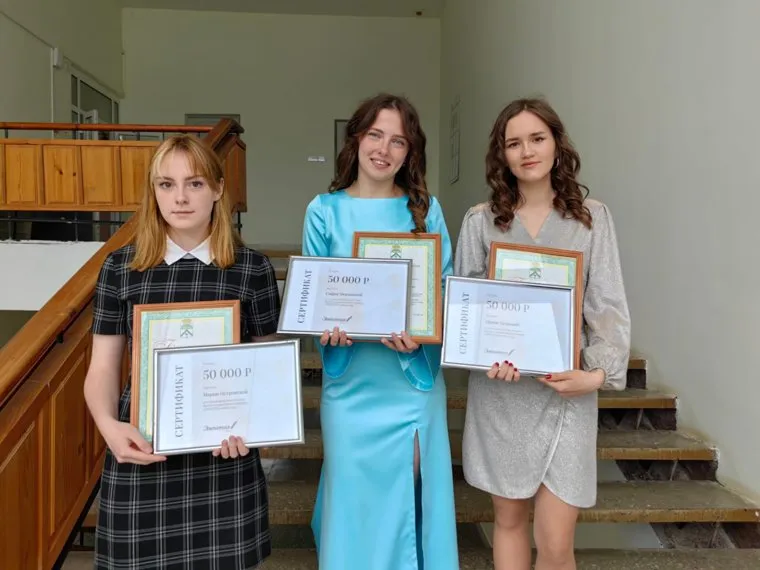 Максимальный результат на ЕГЭ показали выпускницы Мария Островская, Софья Мосякина и Ирина Егорова