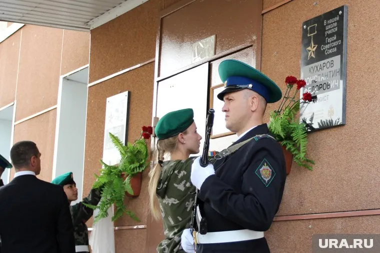 На стене школы в Березниках открыли мемориальную доску (архивное фото)