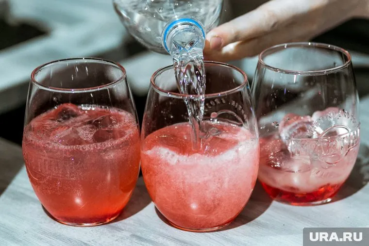 Продажи алкоголя сократились на 15%, а цена на него упала