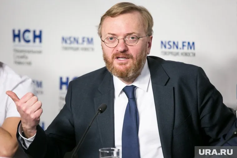 Виталий Милонов уверен, что школьники должны учить гимн России в школах