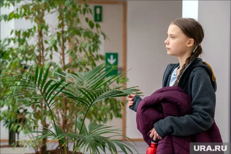 Грета Тунберг подписала документы о депортации во Францию