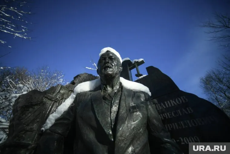 Памятник работы скульптора Александра Рукавишникова на могиле Япончика