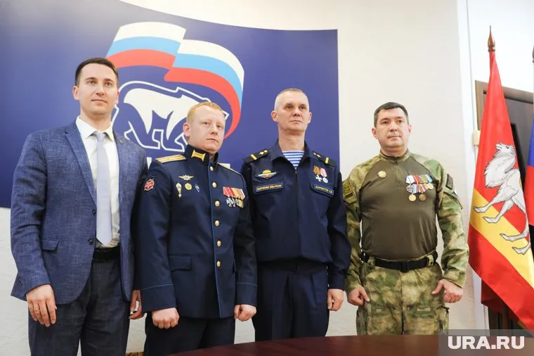 Десантники Артем Барбашин (в центре) и Сергей Бормотов (справа) официально сдали документы на участие в праймериз