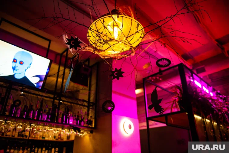 Вход на вечеринку к Хэллоуину — строго для совершеннолетних