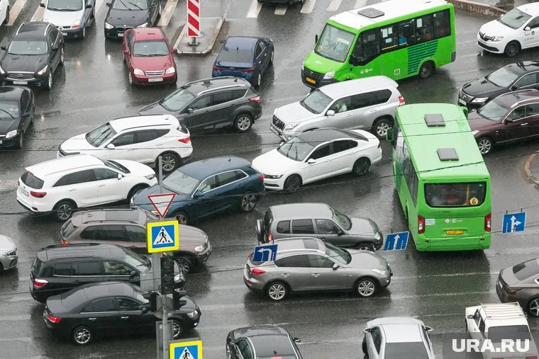 Екатеринбург встал в пробку из-за водного затора