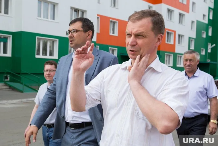 Мэр Кургана Андрей Потапов (на фото в белой рубашке в центре) не захотел выходить в прямой эфир, чтобы рассказать о борьбе с коронавирусом