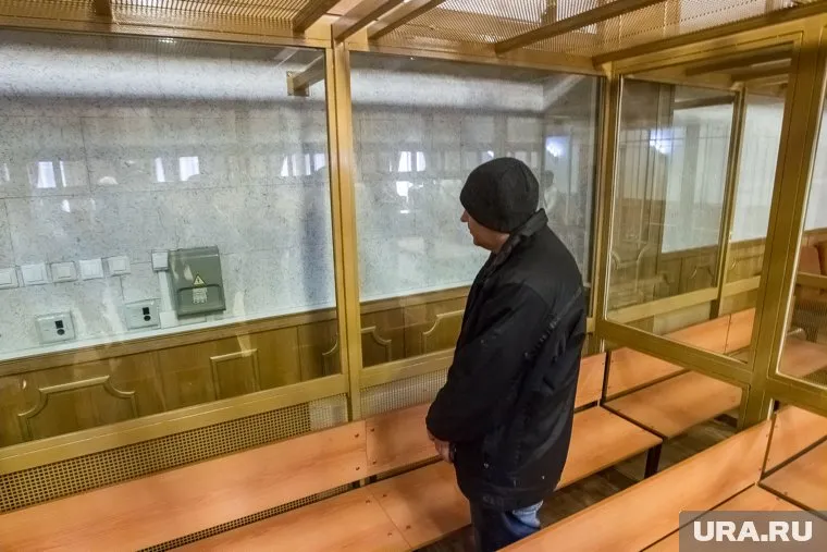 Алексей Киюцен старательно прятал лицо от журналистов