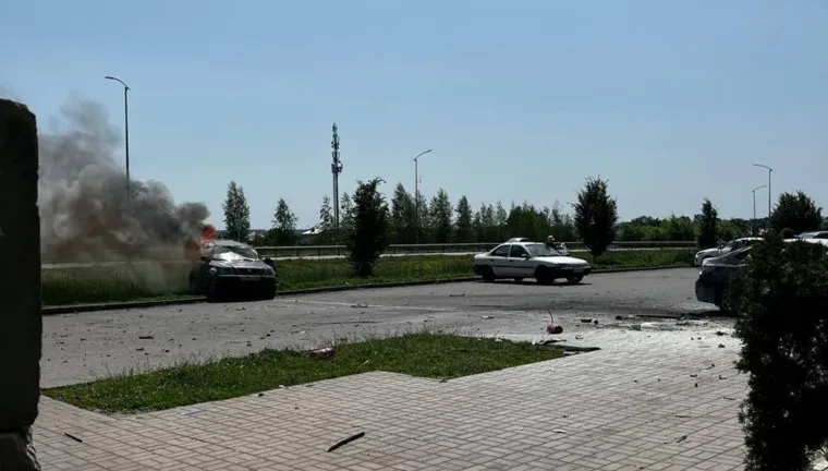 Автомобиль загорелся из-за прилета БПЛА по парковке