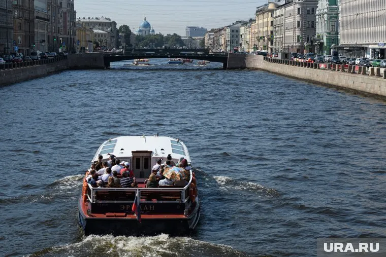 Разворачиваясь, корабль задел другое судно