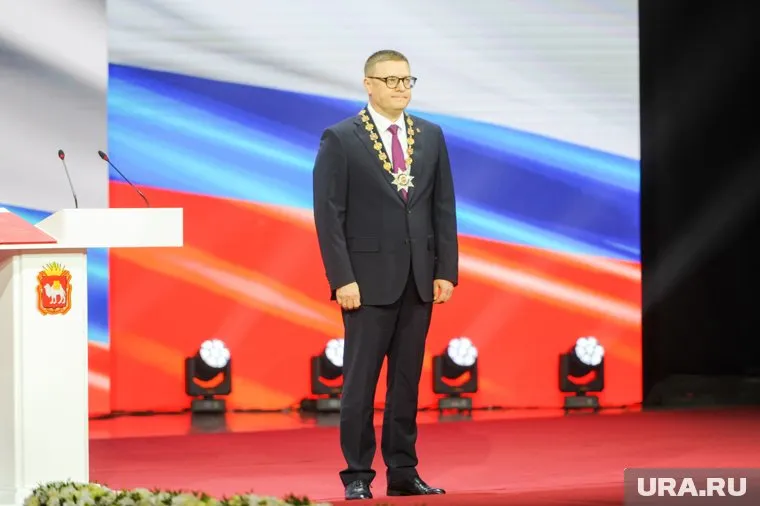 Алексей Текслер принес присягу, держа руку на Уставе области