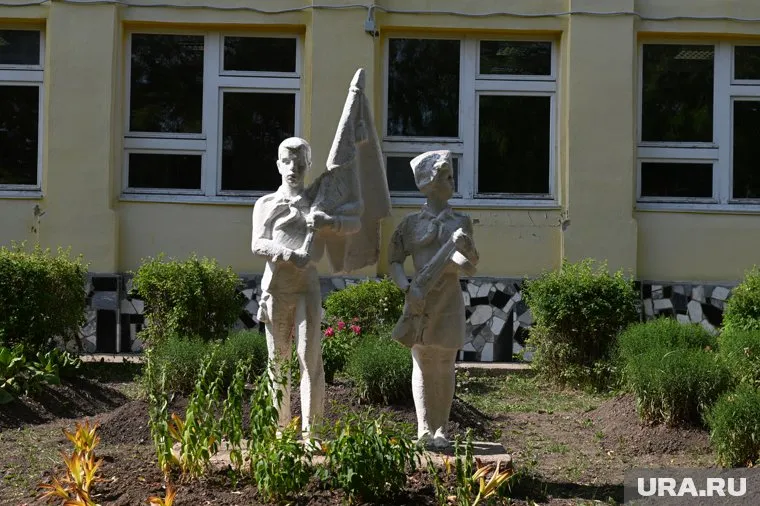 Волонтеры выходят на уборку в бывший детский лагерь каждый год