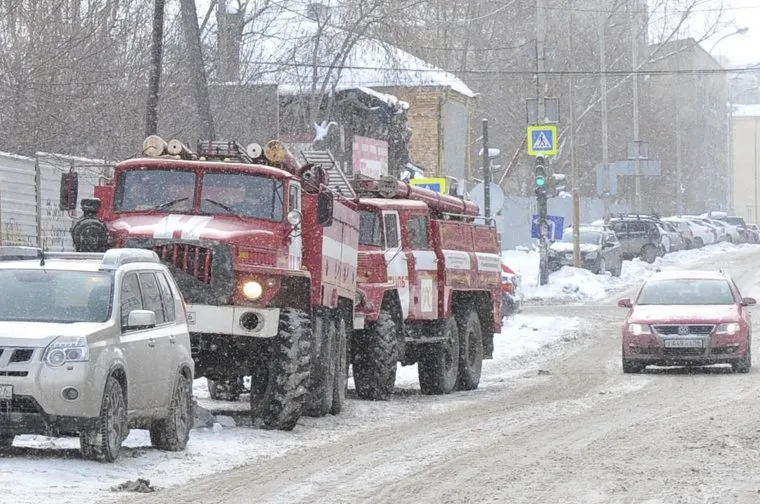Активисты забрались на телебашню и требуют референдум. Фото с места событий, Екатеринбург, пожарные машины