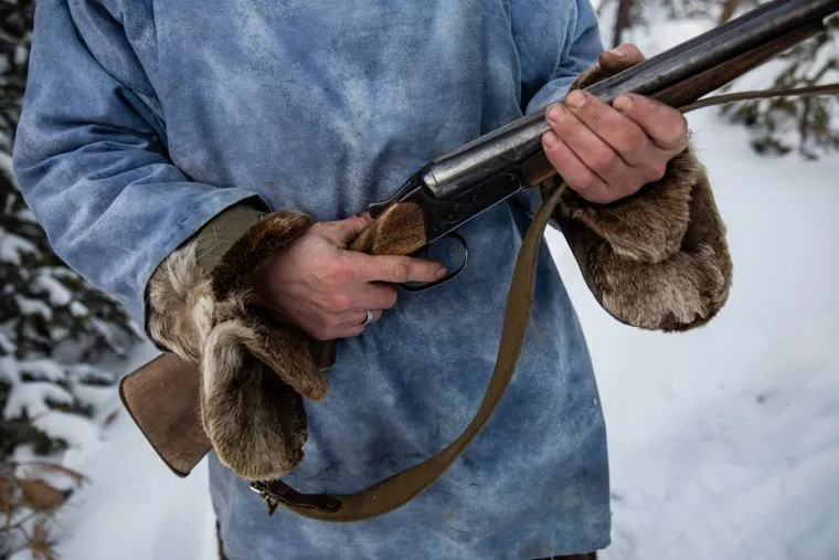 Досрочное голосование аборигенов ХМАО на охотничьем хозяйстве Еловое. Выборы президента РФ 2018. Сургут, оружие, охотник, ружье, абориген, ханты, кмнс, человек с ружьем, коренные жители, палец на курке