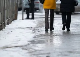 На улицах Екатеринбурга появился сильный гололед после снегопада