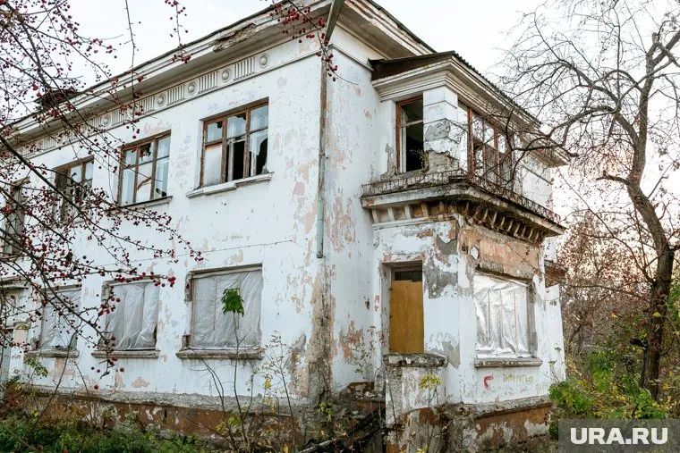 Асоциальные жильцы били окна недовольным соседям