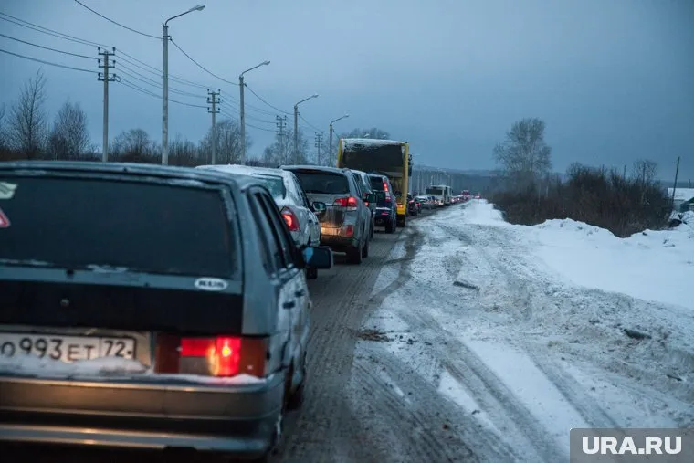 На трассе ввели реверсивное движение, автомобили стоят в пробке