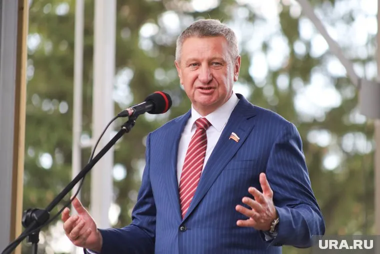 Муратов передал волонтеру необычный подарок (архивное фото)