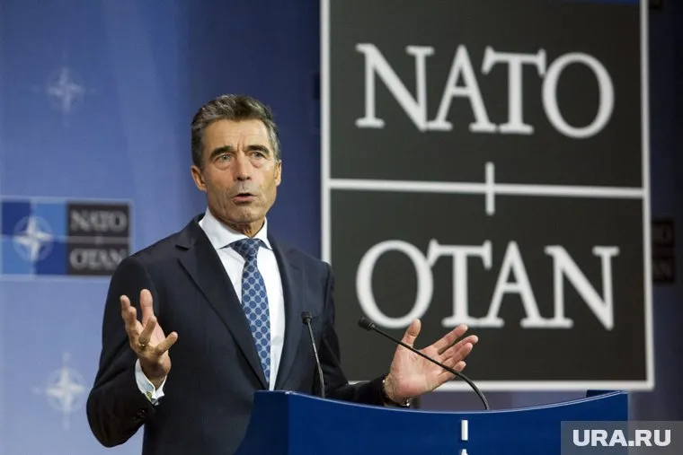 Экс-генсек НАТО осудил Шольца и Макрона из-за нерешительной и недостаточной поддержки Киева