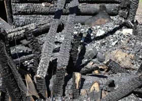 Дом и гараж с автомобилем уничтожены огнем в Новом Уренгое