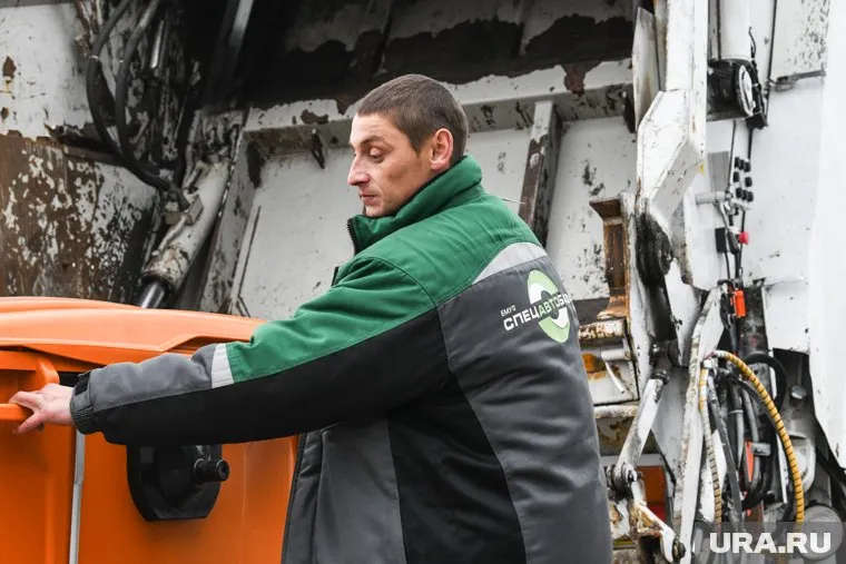 Мусоровоз не может подъехать к домам из-за сорящейся канализации