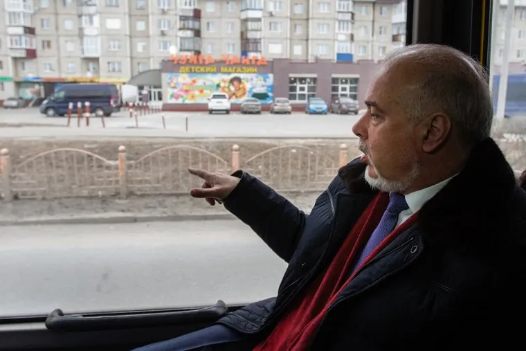 Выездная пресс-конференция  главы города Вадима Шувалова по ремонту дорог. Сургут, глава сургута, Шувалов Вадим, розовые заборы