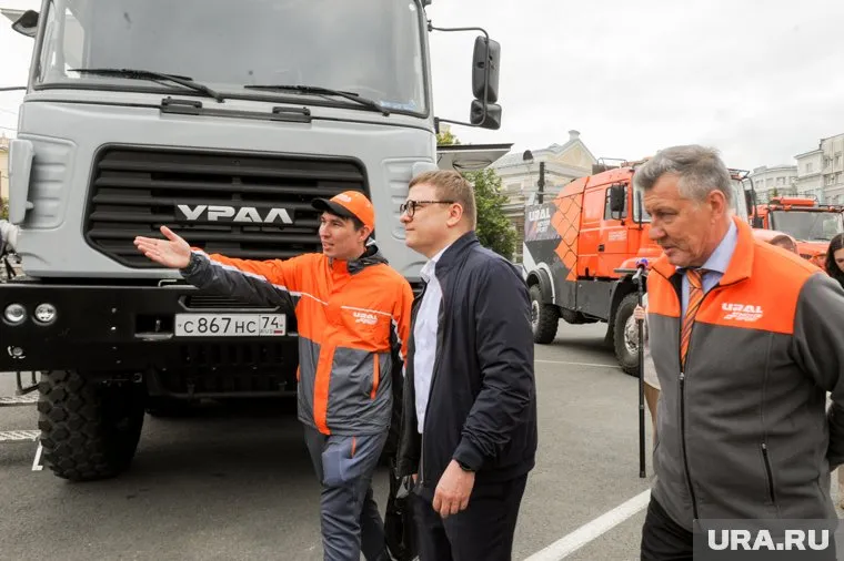 Алексей Текслер сел за руль автомобиля-участника ралли «Шелковый путь»