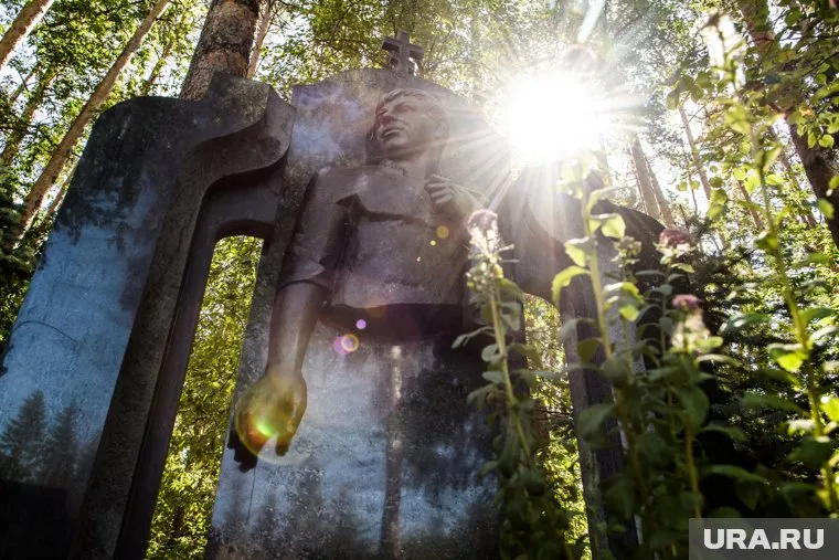 Усачев приехал на кладбище ради шоу